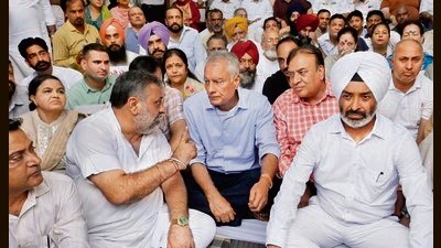 BJP state president Sunil Jakhar sitting on protest along with local party leaders at MC Zone D office in Ludhiana on Monday. (Gurpreet Singh/HT)