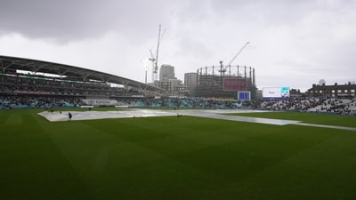 Nasser Hussain and Dinesh Karthik slam officials for calling early stumps on Day 4 (AP) Nasser Hussain and Dinesh Karthik slam officials for calling early stumps on Day 4 (AP)