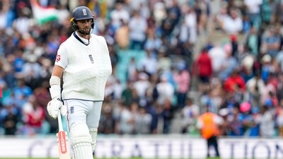 Down with a shoulder injury and his left-arm in a sling, Chris Woakes came at number 11 and battled tremendous pain while he was in the middle. (PTI) Down with a shoulder injury and his left-arm in a sling, Chris Woakes came at number 11 and battled tremendous pain while he was in the middle. (PTI)