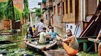 Residents being rescued in boats in the Saraiya area in Varanasi. The Ganga is flowing above the danger mark in the district. (Rajesh Kumar/HT Photo) Residents being rescued in boats in the Saraiya area in Varanasi. The Ganga is flowing above the danger mark in the district. (Rajesh Kumar/HT Photo)