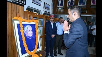 Rural development and panchayati raj minister Anirudh Singh paid floral tribute to Dr Parmar on behalf of the people of the state and remembered him. (HT Photo) Rural development and panchayati raj minister Anirudh Singh paid floral tribute to Dr Parmar on behalf of the people of the state and remembered him. (HT Photo)