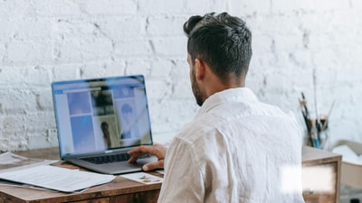 In a viral post on X, software engineer Saurabh Yadav claimed he went from  ₹26LPA to  ₹70LPA, with no IIT or MBA degree. (Pexels/Representational Image)
