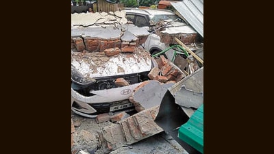 The vehicles damaged in the blast. (Sant Arora/HT)