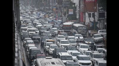 There was a long traffic jam on Faizabad road due to continuous rainfall in Lucknow on Monday. (Deepak Gupta/HT Photo) There was a long traffic jam on Faizabad road due to continuous rainfall in Lucknow on Monday. (Deepak Gupta/HT Photo)