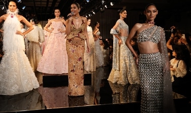 Singer Jonita Gandhi performing at Manish Malhotra's couture party.
