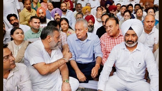 BJP state president Sunil Jakhar sitting on protest along with local party leaders at MC Zone D office in Ludhiana on Monday. (Gurpreet Singh/HT)