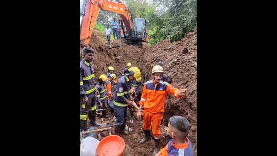 Police and municipal authorities are investigating the incident to determine the cause of the collapse. Work at the site has been temporarily suspended. (HT PHOTO)