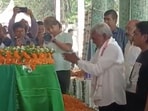 BJP leader Champai Soren broke down while paying his final respects to ex-Jharkhand CM Shibu Soren on Tuesday