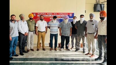 Apart from the motor vehicle inspector (MVI), the other arrested accused include private agents who sourced applicants and facilitated document forgery. (HT) Apart from the motor vehicle inspector (MVI), the other arrested accused include private agents who sourced applicants and facilitated document forgery. (HT)