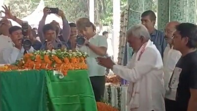 BJP leader Champai Soren broke down while paying his final respects to ex-Jharkhand CM Shibu Soren on Tuesday BJP leader Champai Soren broke down while paying his final respects to ex-Jharkhand CM Shibu Soren on Tuesday