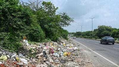 Contractors are illegally dumping garbage and C&D waste on the Gurugram-Faridabad Road near Khushboo Chowk. (Parveen Kumar/Hindustan Times)
