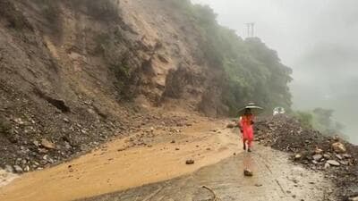 The Chandigarh-Manali national highway was blocked after a landslide at Kainchi Mod near Pandoh in Mandi district on Tuesday. (HT Photo)