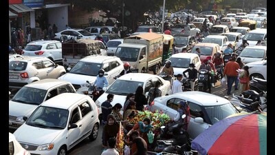 The DGP’s directive, however, clarified that vehicles may be stopped in case of visible violations such as driving on the wrong side of the road, red-light jumping, not wearing a helmet or seatbelt, using a mobile phone while driving, speeding or rash driving, and suspected drunk driving. (HT File)