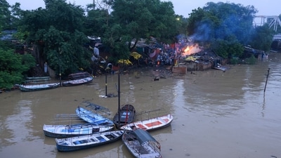 Visuals showed people attending the funeral ceremonies at the waterlogged bank of the swollen River Ganga in Prayagraj (PTI)