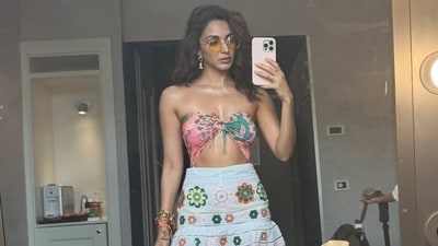 Kiara Advani flaunts her toned abs in a mirror selfie clicked on the sets of the Aavan Jaavan song from the War 2 movie. Kiara Advani flaunts her toned abs in a mirror selfie clicked on the sets of the Aavan Jaavan song from the War 2 movie.