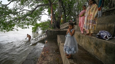 Visuals from Wazirabad showed the increasing water level of the Yamuna River in New Delhi. ( Sanchit Khanna/ Hindustan Times)