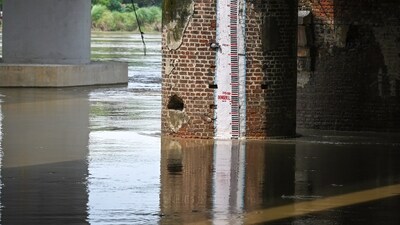 Yamuna River water level at the Old Iron Bridge in New Delhi, increased on August 3 and was just below the danger level.&nbsp; (Sanchit Khanna/ Hindustan Times)