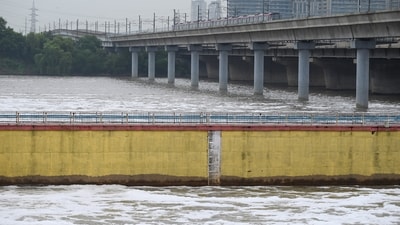 Due to the release of water, all the gates of Okhla Barrage were opened, due to which the water level of the Yamuna increased towards Noida. (Sunil Ghosh / Hindustan Times))