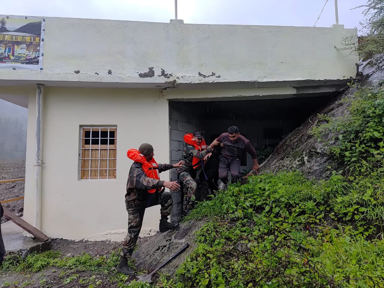 Indian army personnel engaged in search and rescue operations in Dharali. (X/@ANI) Indian army personnel engaged in search and rescue operations in Dharali. (X/@ANI)