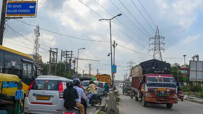 A view of Khandsa village chowk, where GMDA proposes an underpass to built on Hero Honda Chowk to Umang Bhardwaj Chowk road, in Gurugram. (Parveen Kumar/HT) A view of Khandsa village chowk, where GMDA proposes an underpass to built on Hero Honda Chowk to Umang Bhardwaj Chowk road, in Gurugram. (Parveen Kumar/HT)