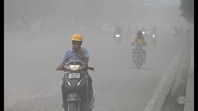 After continuous rain in Lucknow, condition of roads deteriorated, resulting in a ‘cloud of dust’, near Lohia Park crossing in Lucknow. (Deepak Gupta/HT Photo) After continuous rain in Lucknow, condition of roads deteriorated, resulting in a ‘cloud of dust’, near Lohia Park crossing in Lucknow. (Deepak Gupta/HT Photo)
