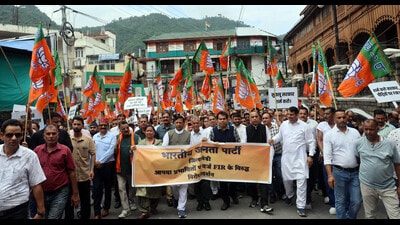 BJP leaders during protest in Mandi on Wednesday. (Birbal Sharma/HT) BJP leaders during protest in Mandi on Wednesday. (Birbal Sharma/HT)