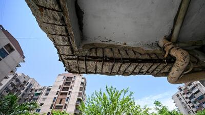 Cracks in the Signature view Apartments at Mukherjee Nagar. (HT Archive) Cracks in the Signature view Apartments at Mukherjee Nagar. (HT Archive)