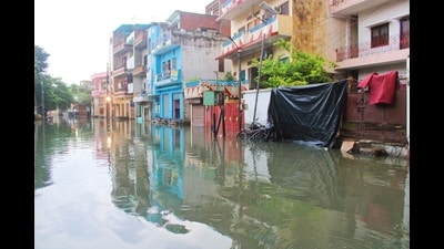 Many of the localities in Varansi are still submerged in water though the water level is receding (Rajesh Kumar/HT) Many of the localities in Varansi are still submerged in water though the water level is receding (Rajesh Kumar/HT)
