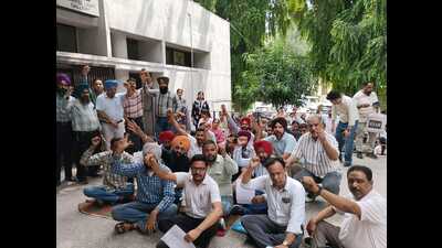 Members of the Punjab State Treasury Employees Association staging a dharna in Ludhiana on Wednesday. (HT Photo)