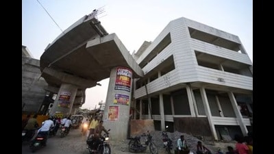 The illegal building which had stalled the construction of the railway overbridge in Lucknow’s Kesarikheda (HT File Photo) The illegal building which had stalled the construction of the railway overbridge in Lucknow’s Kesarikheda (HT File Photo)