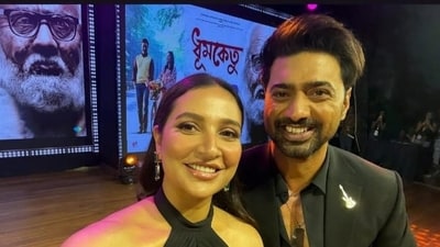 Dev and Subhashree Ganguly clicked a selfie together at the trailer launch of Dhumketu.
