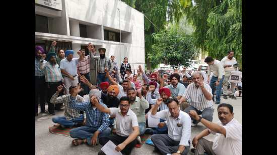 Members of the Punjab State Treasury Employees Association staging a dharna in Ludhiana on Wednesday. (HT Photo)