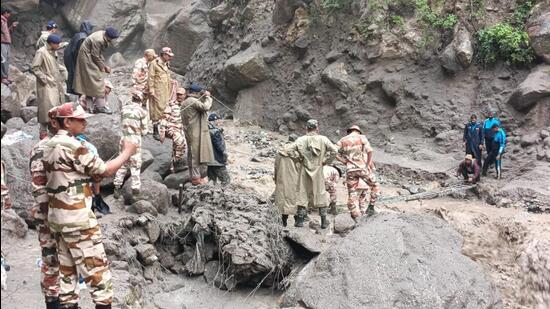 Personnel of the 17th Battalion of the Indo-Tibetan Border Police (ITBP) rescuing pilgrims on Wednesday after a bridge on the Kangrang Nullah was washed away due to a flash flood on the Kinnaur-Kailash Yatra route in Kinnaur district. (HT Photo)
