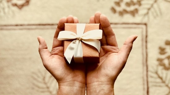 Here’s how to create a personalised Rakhi gift card on Amazon with photos and flexible delivery options. (Pexels)