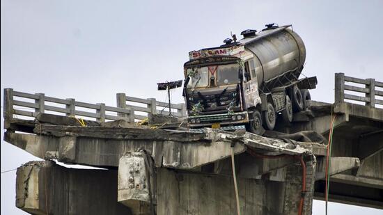 Rescue operation to retrieve a truck underway at the site of the Gambhira bridge collapse in Anand on Aug. 5 (PTI)