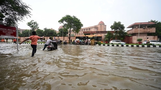 Waterlogging outside the high court building in Vibhuti Khand, Lucknow. (Deepak Gupta/HT) (HT_PRINT)