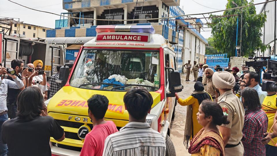 Relatives of the victims stop the authorities from shifting the bodies in the ambulance, demanding compensation after the blast at the Mohali factory on Wednesday. (Sanjeev Sharma/HT)