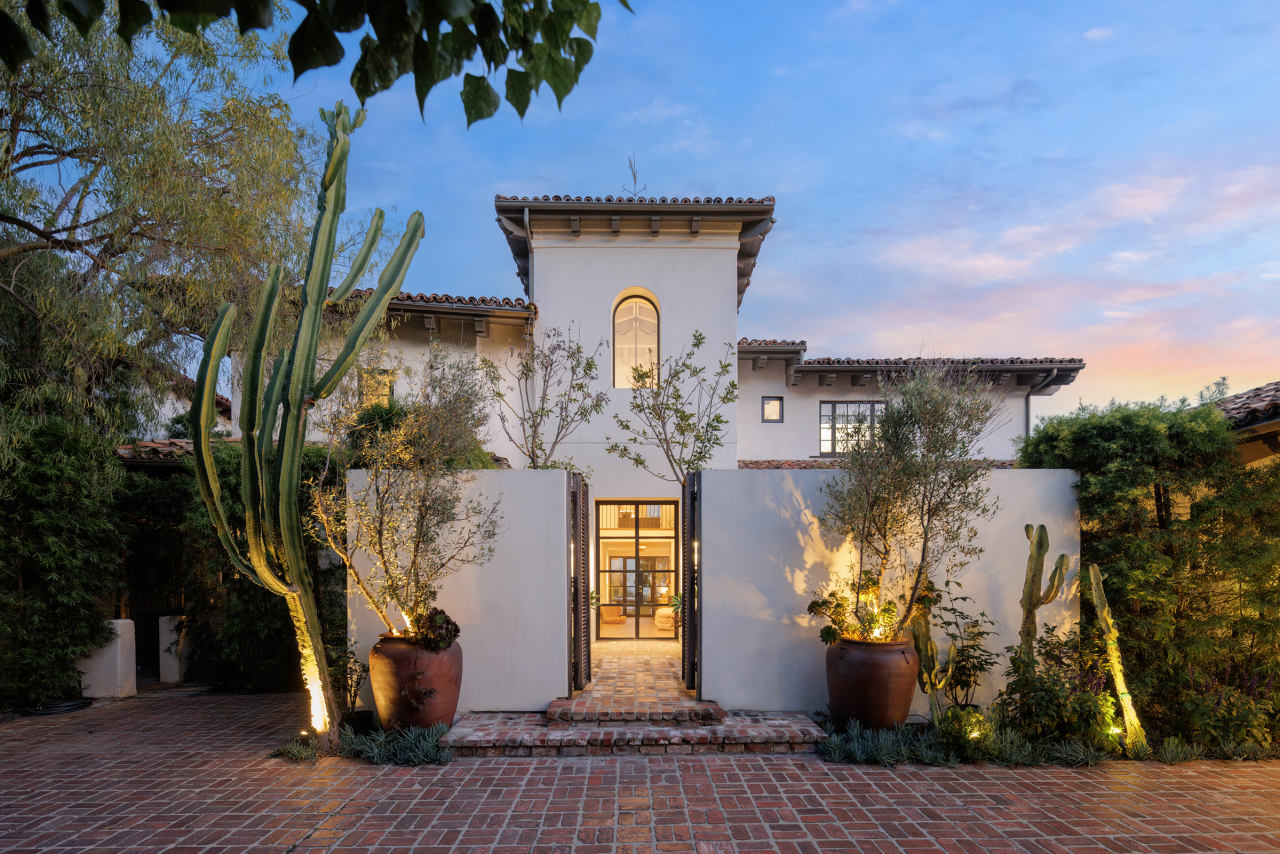 Brad Pitt Buys Los Angeles Home From Killers Guitarist for $12 Million Brad Pitt Buys Los Angeles Home From Killers Guitarist for $12 Million