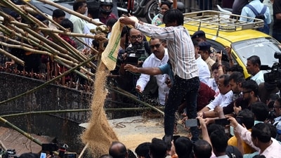 On Wednesday morning, over a hundred members of the Jain community protested at Dadar. (Raju Shinde/HT) On Wednesday morning, over a hundred members of the Jain community protested at Dadar. (Raju Shinde/HT)
