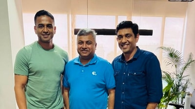 Zerodha CEO Nithin Kamath (L) with Deepak Shenoy (C) (X/@Nithin0dha) Zerodha CEO Nithin Kamath (L) with Deepak Shenoy (C) (X/@Nithin0dha)