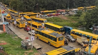 Tens of school buses were caught in the gridlock, leaving children and parents helpless in congestion (X/NammaBalagere) Tens of school buses were caught in the gridlock, leaving children and parents helpless in congestion (X/NammaBalagere)
