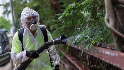 A worker sprays insecticide at a public housing estate following reports of imported cases of Chikungunya in Hong Kong, China, August 7, 2025. REUTERS/Tyrone Siu (REUTERS)