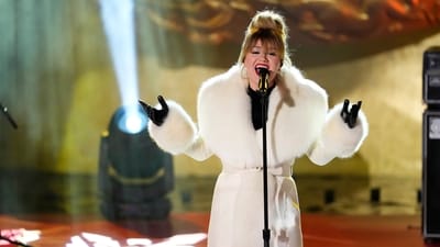 Kelly Clarkson performs at the Rockefeller Center Christmas tree lighting ceremony (Charles Sykes/Invision/AP) Kelly Clarkson performs at the Rockefeller Center Christmas tree lighting ceremony (Charles Sykes/Invision/AP)