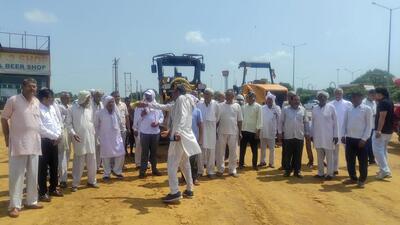 Protesters disrupted work at the site on Thursday. (Parveen Kumar/HT Photo) Protesters disrupted work at the site on Thursday. (Parveen Kumar/HT Photo)