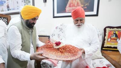 Punjab chief minister Bhagwant Mann with Dera Sachkhand Ballan head Sant Niranjan Dass on Thursday. (HT) Punjab chief minister Bhagwant Mann with Dera Sachkhand Ballan head Sant Niranjan Dass on Thursday. (HT)
