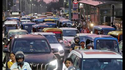 Traffic jam in Hazratganj area of Lucknow on Thursday. (Mushtaq Ali/HT Photo)