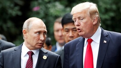 US President Donald Trump and Russia's President Vladimir Putin talk during the family photo session at the APEC Summit in Danang, Vietnam November 11, 2017 (REUTERS)