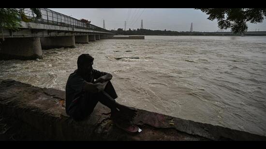 By 9am, the water level touched 204.89 metres, the highest so far this season. (HT PHOTO)