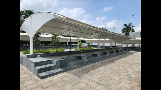 Located on Fountain Road next to World Trade Centre, the park houses 120 units for vendors including 50 for fruits and vegetables, 50 food stalls, and 20 for essential services (bakery, salon, auto-repairs, locksmith). (HT PHOTO)