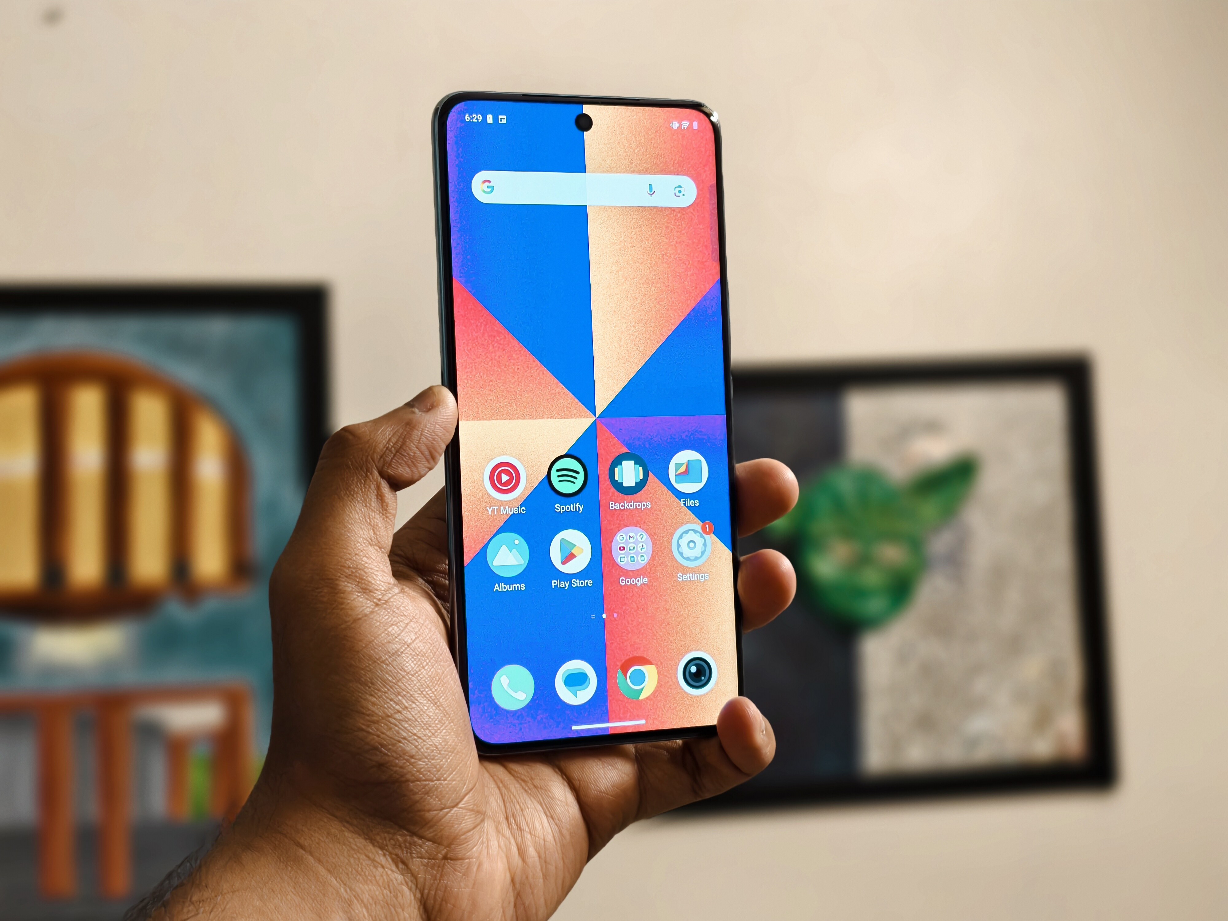 iQOO Z10R gets a 6.77" AMOLED panel which is great too look at. (Shaurya Sharma) iQOO Z10R gets a 6.77" AMOLED panel which is great too look at. (Shaurya Sharma)
